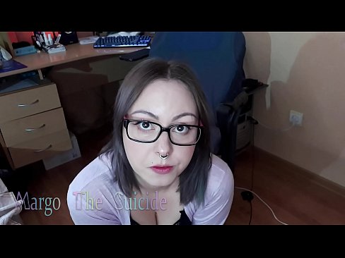 ❤️ Көз айнек тагынган сексуалдуу кыз Дилдону камерага терең соруп ❤❌ Порно боюнча бизде ️❤