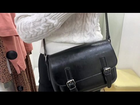❤️ Фитинг бөлмөсүндө жаш канчык FeralBerryди дилдо менен коомдук мастурбациялоо ❤❌ Порно боюнча бизде ️❤